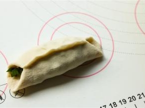 捏起来，两端不封口，我感觉这样的开口锅贴更好吃。