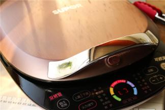 盖上电饼铛的盖子，选择锅贴功能.