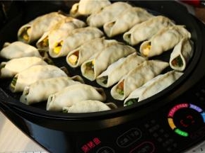 电饼铛先预热，刷一层油，上盘可以不刷。排入做好的锅贴，加入适量调的很稀的面糊。
