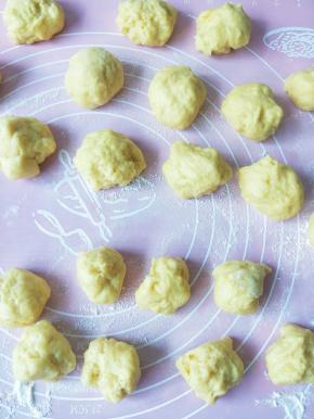 将发好的面团进行排气，分成大概8个30克和18克的面团作为小熊的头与肚子。再把其它面团分成2、3克的小面团，作为耳朵，手，脚。