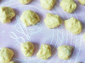 将发好的面团进行排气，分成大概8个30克和18克的面团作为小熊的头与肚子。再把其它面团分成2、3克的小面团，作为耳朵，手，脚。