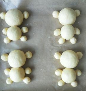 放在烤盘上，组合成小熊形状。