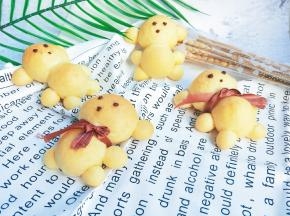 黑巧克力隔水融化。画出小熊的眼睛，嘴巴即可。