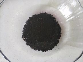 黑米洗干净，浸泡30分钟。