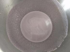 得到了黑米奶糊。倒入厨师机面缸。如果追求细致口感的，还可以过筛，过滤掉大的黑米残渣。