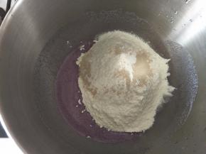 加入面粉和干酵母。