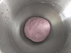 揉成光滑的面团。