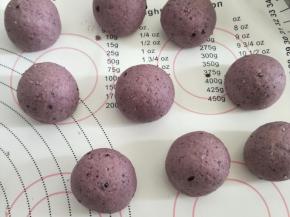 分成一个大约40克的面团，并滚圆。