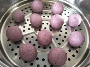 放到蒸锅上，蒸锅需要涂抹一层油防止沾，如果用蒸笼纸（布）就可以不用涂油。