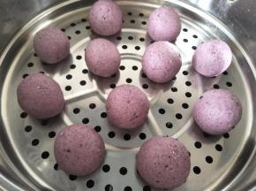 放到蒸锅上，蒸锅需要涂抹一层油防止沾，如果用蒸笼纸（布）就可以不用涂油。