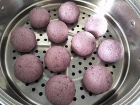 在温暖的地方发到大约1.5倍大，就可以冷水入锅。总计15分钟，再闷5分钟，即可揭锅了。