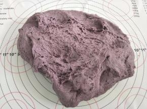 放到揉面垫上，揉到内部尽量无气孔。（排气）