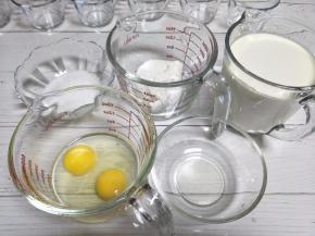 准备食材。牛奶和淡奶油混合，隔温水回温。