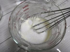 加入细砂糖，搅匀。