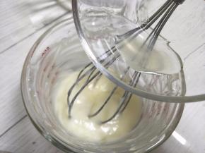 倒入柠檬汁，搅匀。