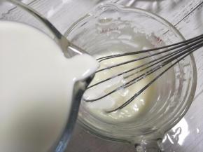 倒入一部分奶液