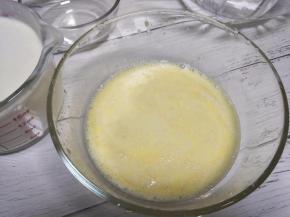 鸡蛋中倒入一部分乳酪奶液，搅匀。