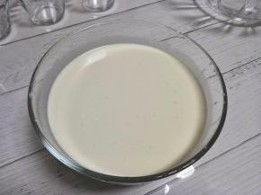 再分次倒入，直到完全混合完。