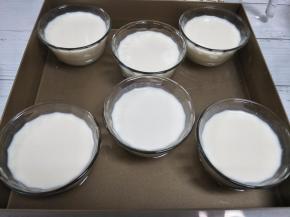 放到加了水的烤盘中。