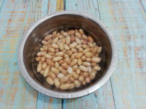 花生米用水洗干净，然后用水浸泡四个小时