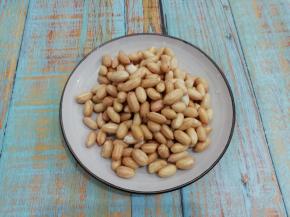 然后再把泡好的花生米捞出