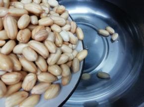 锅里多加入一些水，再把花生米倒入锅中