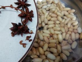 再把花椒、大料倒入锅中，大火烧开后，转中火煮三十分钟