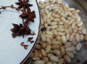 再把花椒、大料倒入锅中，大火烧开后，转中火煮三十分钟