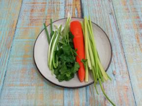 准备胡萝卜、香芹、香菜和小葱