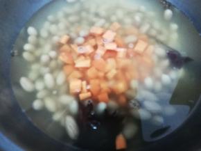 再把胡萝卜块倒入锅中煮十分钟