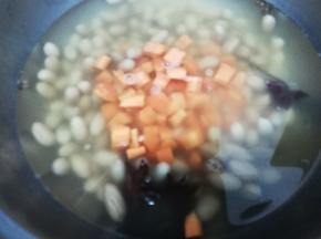 再把胡萝卜块倒入锅中煮十分钟