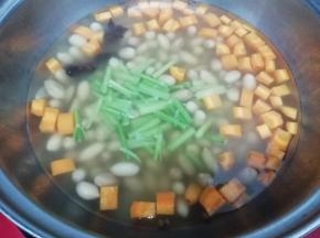 把香芹倒入锅中煮五分钟