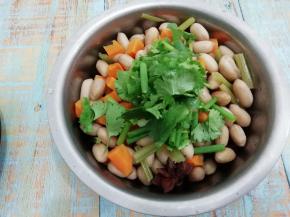 把小葱和香菜段放入盆中