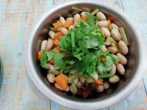 把小葱和香菜段放入盆中