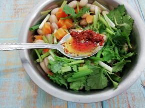 加入辣椒油，然后搅拌均匀