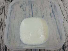 酸奶桶提前洗干净消毒，然后把牛奶倒入酸奶桶中