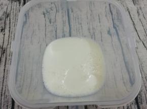 酸奶桶提前洗干净消毒，然后把牛奶倒入酸奶桶中