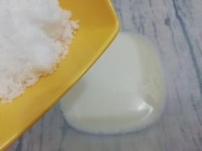 再倒入白糖搅拌均匀