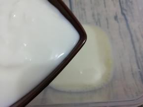 最后把酸奶倒入搅拌均匀