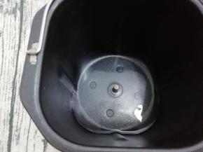 面包桶中加入一百克水