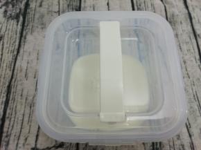 把酸奶桶盖盖上