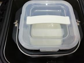 然后把酸奶桶放入面包机中