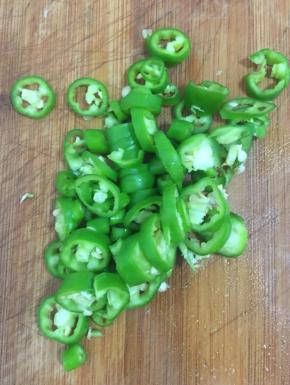 青尖椒洗净切成圈儿备用。