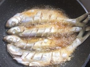 白鱼提前处理干净，在鱼身上斜划几刀，用盐腌制20分钟。锅烧热倒入适量的油，放入腌制好的白鱼中火慢慢的煎。