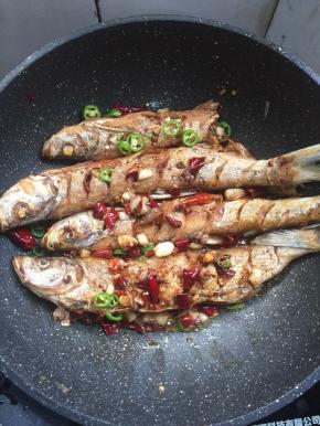 起锅前放入青尖椒圈翻炒均匀即可。