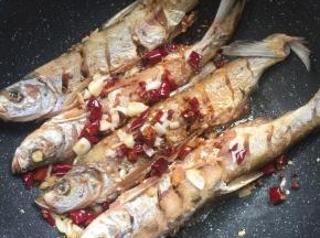 放入蒜瓣，干辣椒，花椒爆出香味儿来。（有生姜放点生姜更好，我家刚好生姜没有了，就没有放。）