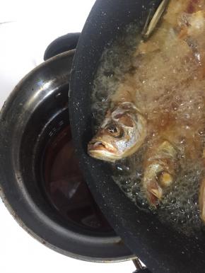 把多余的油倒出来，留少许底油即可。