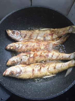 煎制两面金黄色即可，中途记得翻面哦！