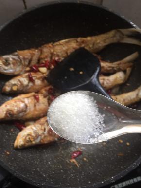 放入一勺糖翻炒均匀。
