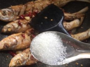 放入一勺糖翻炒均匀。